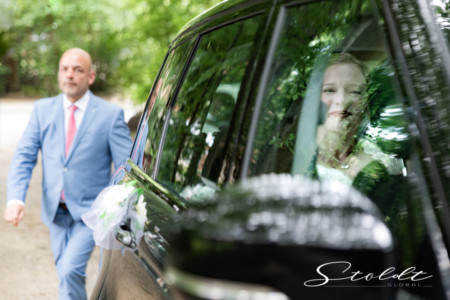 Wedding photography in Valencia Sagunto Castellón and Mallorca showing the bride waiting in the car