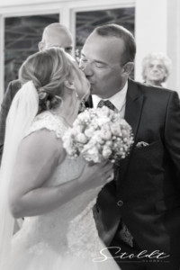 Wedding photography in Valencia Sagunto Castellón and Mallorca showing the kissing couple