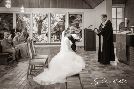 Wedding photography in Valencia Sagunto Castellón and Mallorca showing bride and groom kneeling