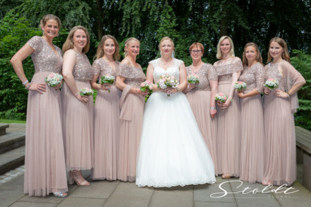 Wedding photography in Valencia Sagunto Castellón and Mallorca showing bride with bridesmaids