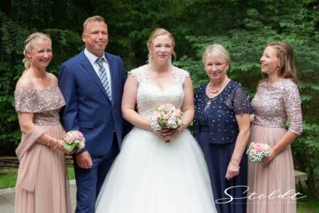 Wedding photography in Valencia Sagunto Castellón and Mallorca showing bride with family