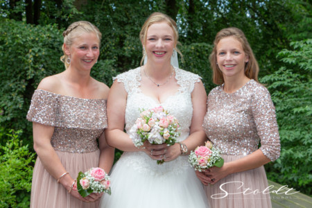 Wedding photography in Valencia Sagunto Castellón and Mallorca showing bride with bridesmaids