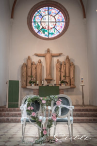 Wedding photography in Valencia Sagunto Castellón and Mallorca showing details inside a church