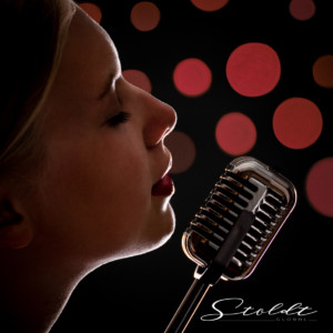 Photography portrait of a singer with microphone