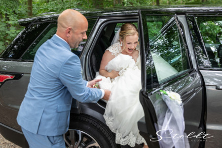 Wedding photography in Valencia Sagunto Castellón and Mallorca showing the bride getting out of the car