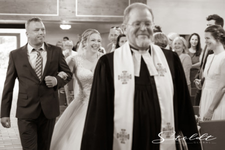 Wedding photography in Valencia Sagunto Castellón and Mallorca showing the couple entering the church