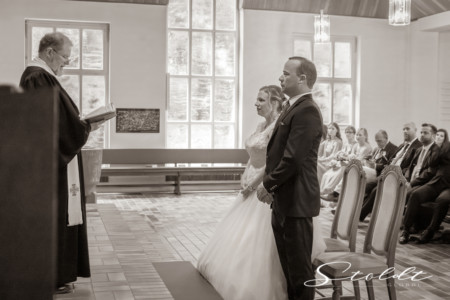 Wedding photography in Valencia Sagunto Castellón and Mallorca showing couple standing in front of pastor