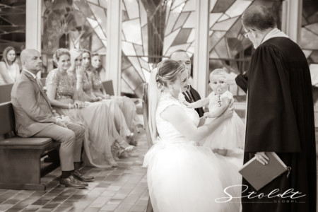 Wedding photography in Valencia Sagunto Castellón and Mallorca showing church scene