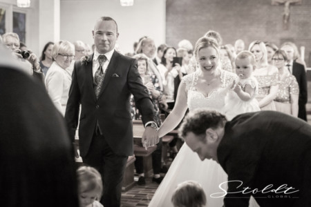 Wedding photography in Valencia Sagunto Castellón and Mallorca showing married couple leaving church