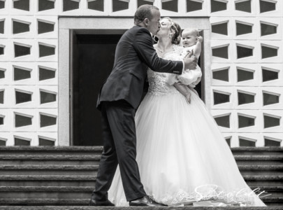 Wedding photography in Valencia Sagunto Castellón and Mallorca showing married couple kissing