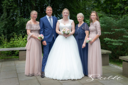 Wedding photography in Valencia Sagunto Castellón and Mallorca showing bride with family