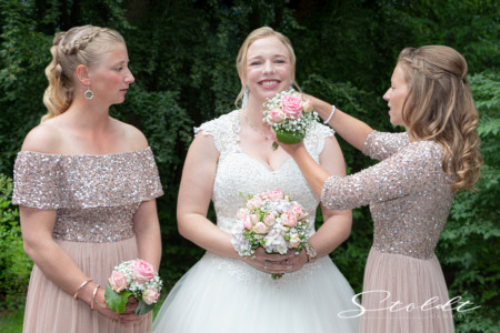Wedding photography in Valencia Sagunto Castellón and Mallorca showing bride with bridesmaids