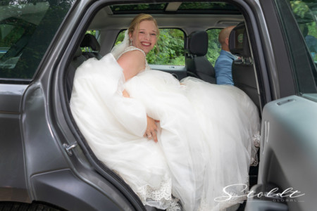 Wedding photography in Valencia Sagunto Castellón and Mallorca showing bride entering the car