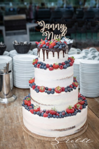 Wedding photography in Valencia Sagunto Castellón and Mallorca showing wedding cake