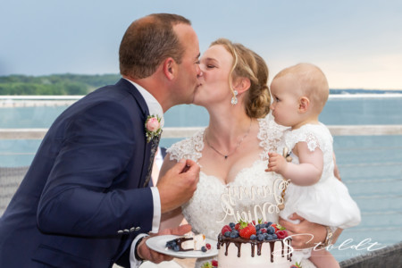 Wedding photography in Valencia Sagunto Castellón and Mallorca married couple kissing in front of the sea