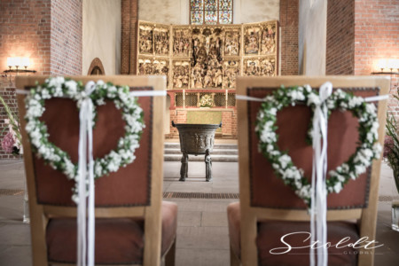 Wedding photography in Valencia Sagunto Castellón and Mallorca showing inside of a church