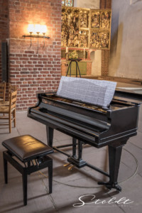 Wedding photography in Valencia Sagunto Castellón and Mallorca showing piano in a church
